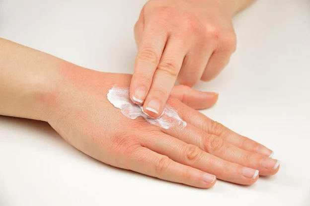 6 Effective Natural Remedies to Hydrate and Repair Dry Hands